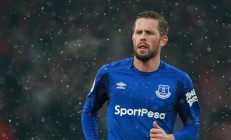 九游娱乐app下载-新疆羊肉串大战纽约汉堡！布克把季后赛表情包带进友谊赛，争冠战意外胜出