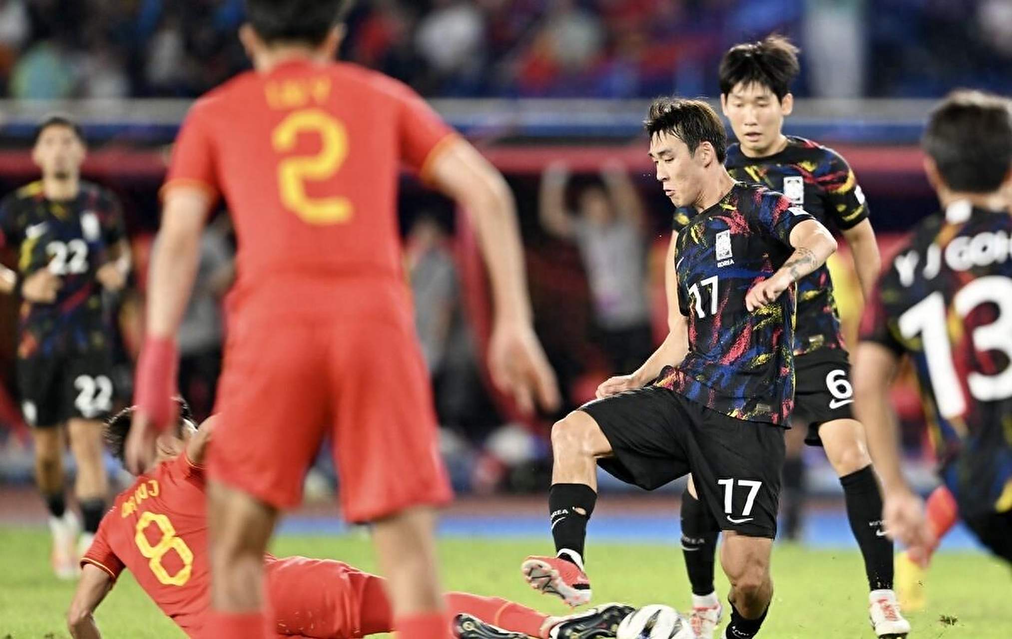 国内足球争夺激烈，胜负难断
