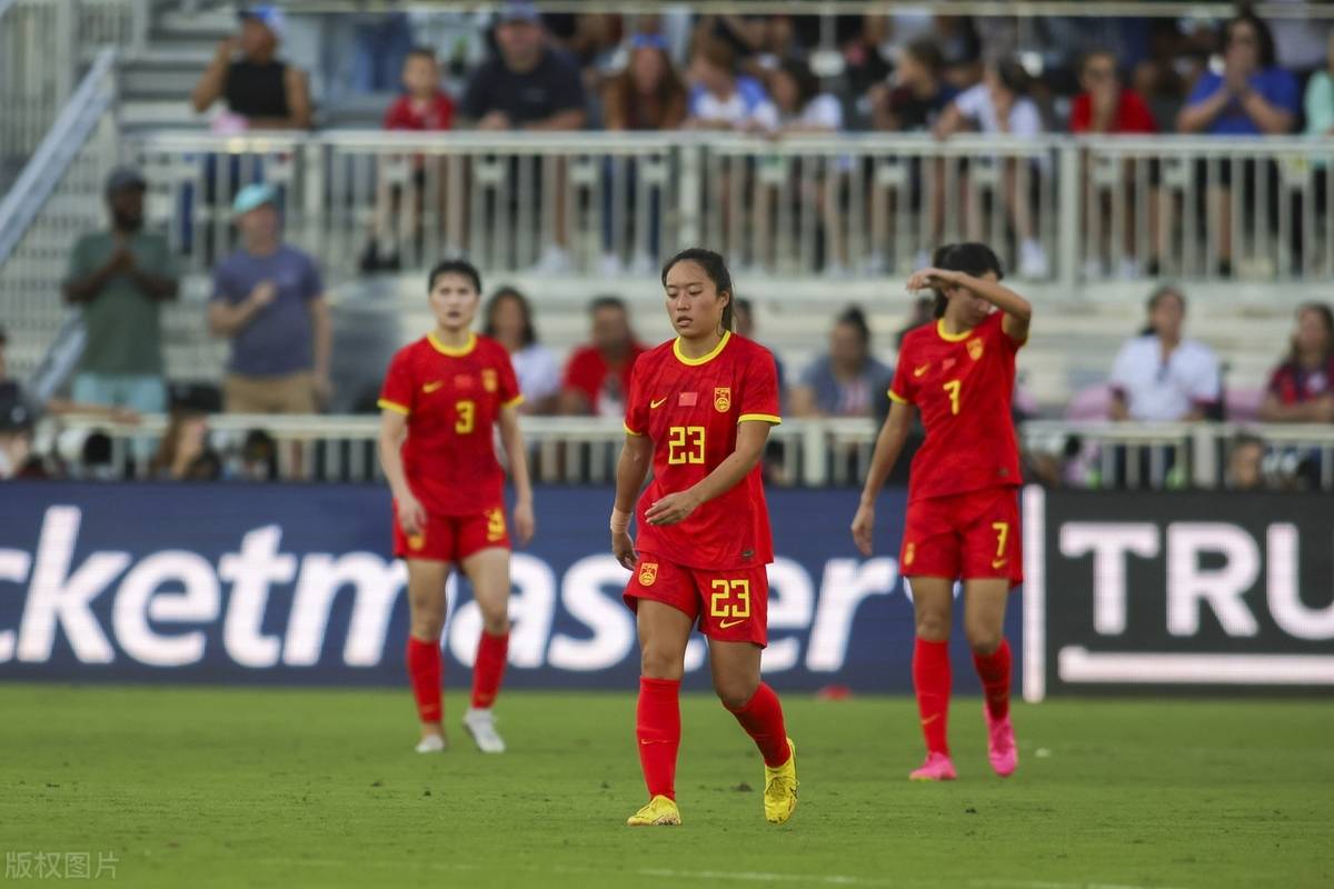 包含中国女足备战受困连败，教练面对压力重新调整的词条