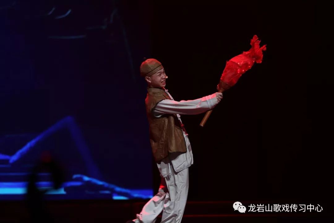 热血比赛精彩绽放：球员们拼尽全力奏响胜利之歌