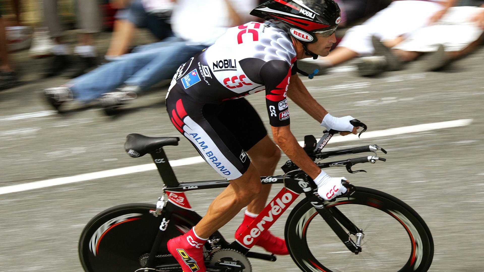 F1新赛季揭幕战之夜，当米切尔诅咒笼罩赛道，对手的绝望从何处生长？