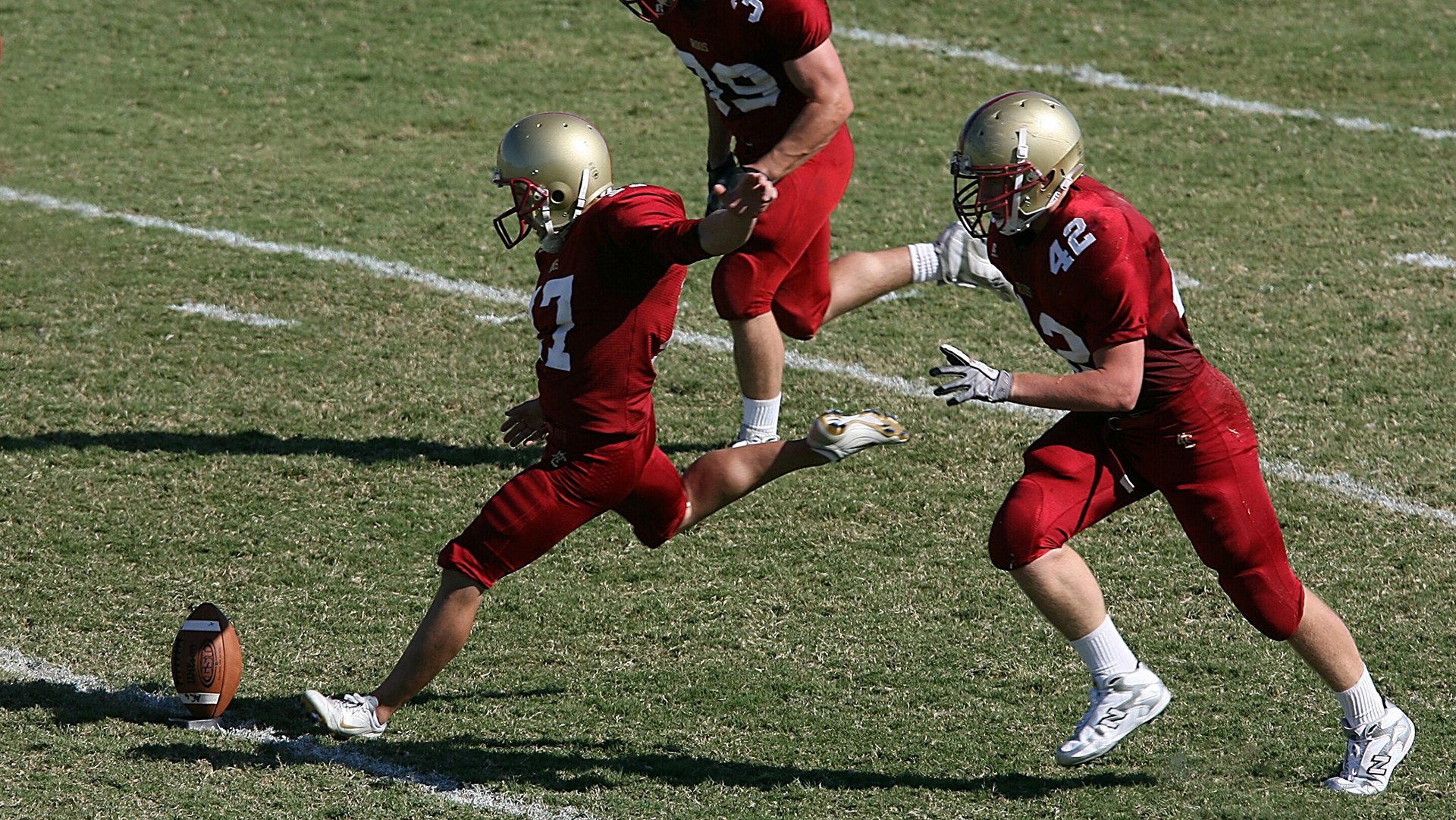 我来帮你扩展一下思维，这篇文章将不限于现实赛事报道，而是通过一场虚构的思想实验式比赛，探讨体育中的体系、天赋与偶然性。标题会兼具文学性和深度