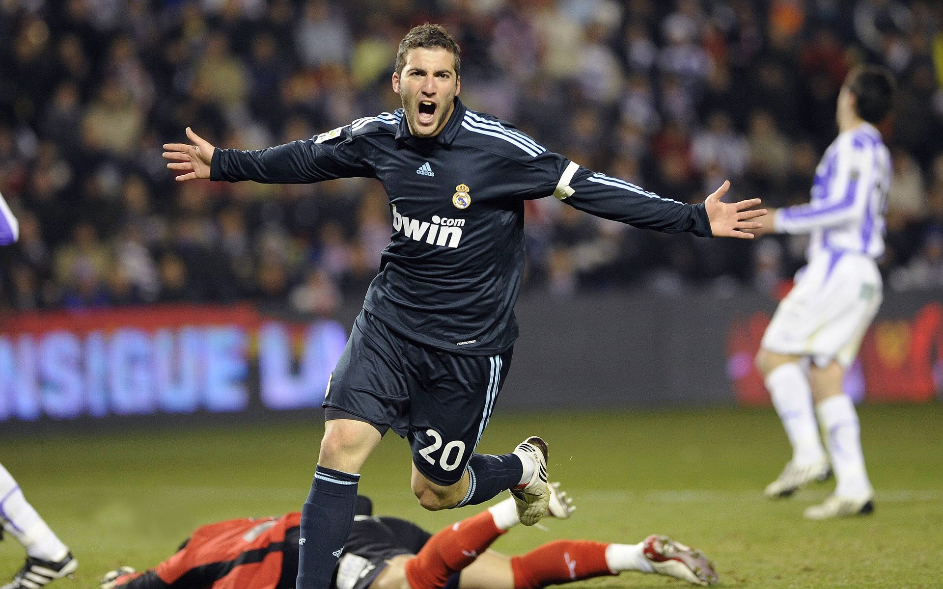 时间褶皱中的对决，当阿圭罗以逆生长点燃横扫之夜